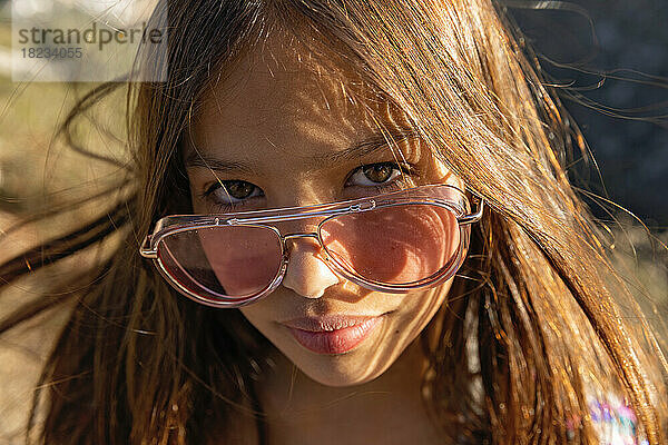 Mädchen mit Sonnenbrille an sonnigem Tag