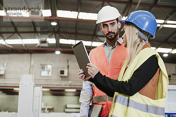 Ingenieure diskutieren in der Industrie über Tablet-PCs