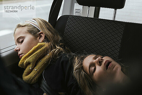 Mädchen schlafen zusammen im Auto