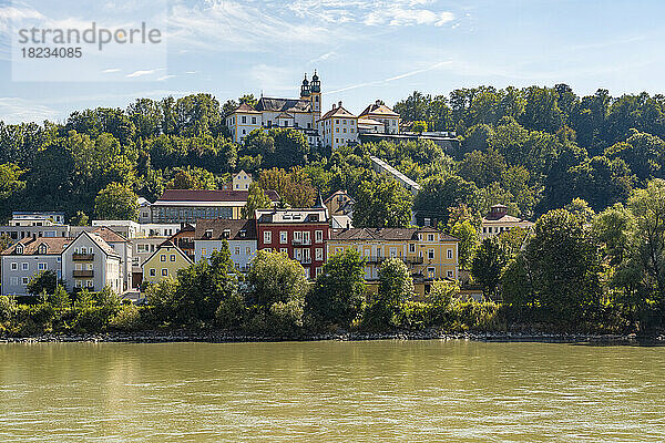 Deutschland  Bayern  Passau  Inn im Sommer mit Wallfahrtskirche Mariahilf im Hintergrund