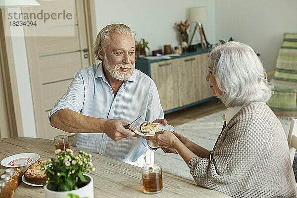Älteres Paar trinkt Kuchen und Tee zu Hause