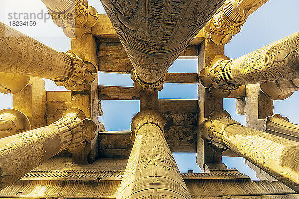 Ägypten  Gouvernement Assuan  Kom Ombo  Säulen des Tempels von Kom Ombo