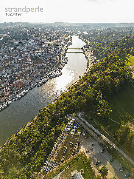 Deutschland  Bayern  Passau  Luftaufnahme von Ilzstadt und Donau in der Abenddämmerung