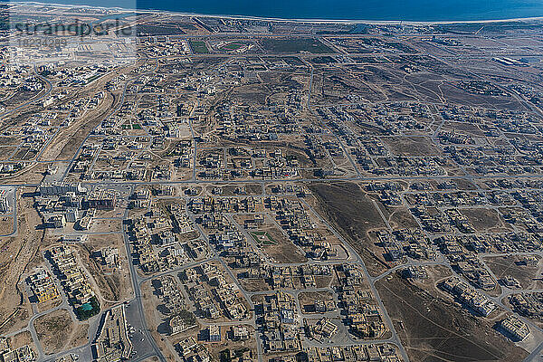 Oman  Gouvernement Dhofar  Salalah  Luftaufnahme einer Wüstenstadt