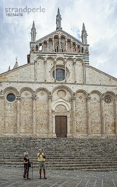 Ältere Frau und Mann fotografieren per Smartphone in Massa Marittima  Toskana  Italien