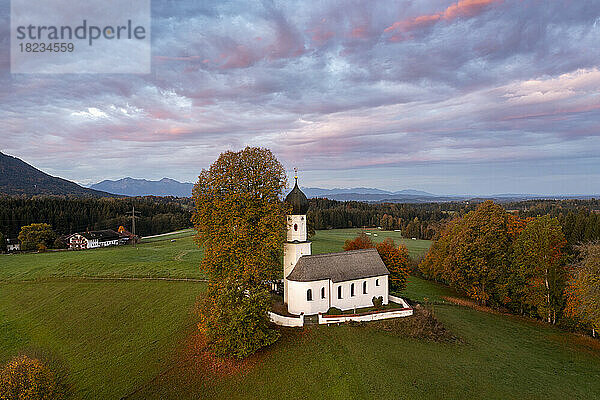 Deutschland  Bayern  Bad Heilbrunn  Luftaufnahme der Kirche Mariä Heimsuchung im Herbstmorgen