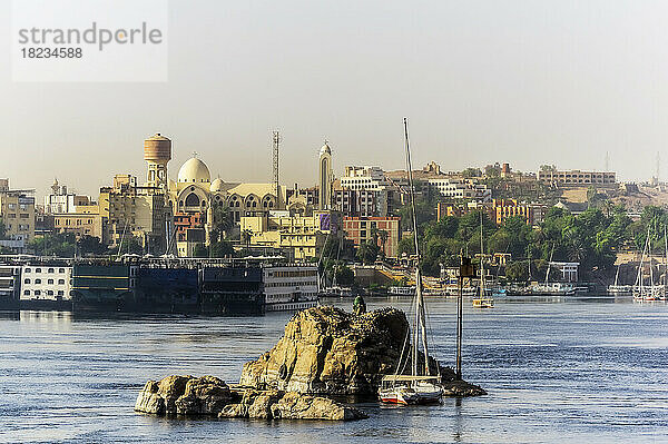 Ägypten  Gouvernement Assuan  Assuan  Inselchen im Nil mit Stadtgebäuden im Hintergrund