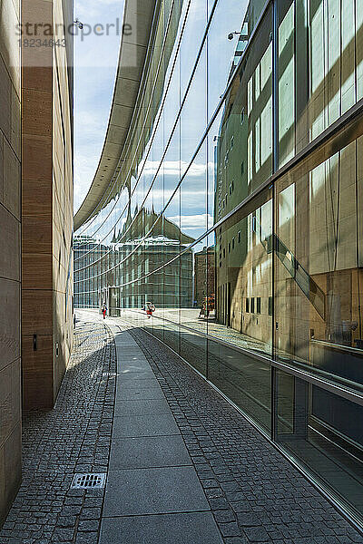 Deutschland  Bayern  Nürnberg  Gasse entlang der Glaswände des Staatlichen Museums für Kunst und Design Nürnberg
