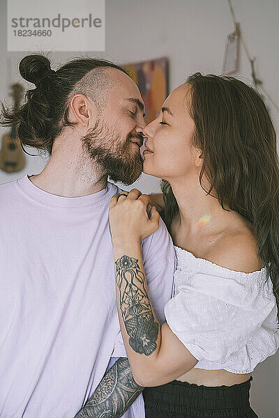 Romantisches Hipster-Paar  das sich küsst