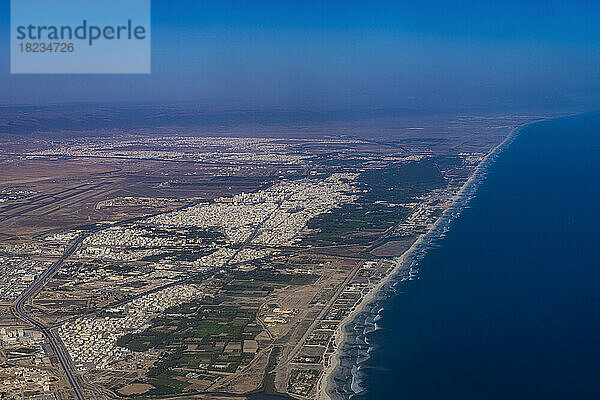 Oman  Gouvernement Dhofar  Salalah  Luftaufnahme der Wüstenstadt und der Küste des Persischen Golfs