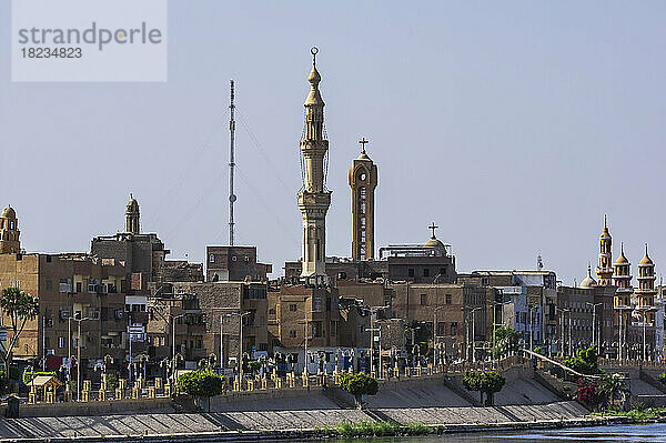 Ägypten  Gouvernement Luxor  Esna  Skyline der Stadt mit hohem Minarett in der Mitte