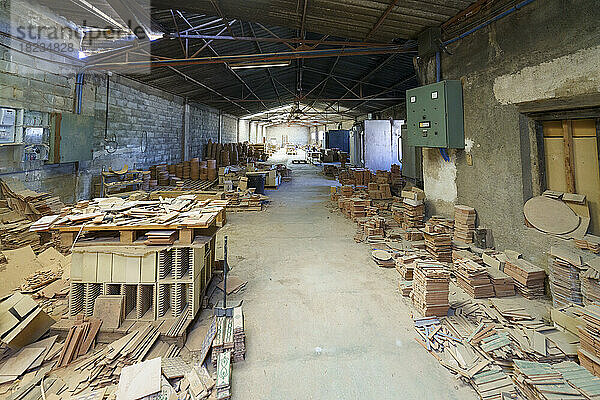 Verschiedene Keramikplatten in der Fabrik gestapelt