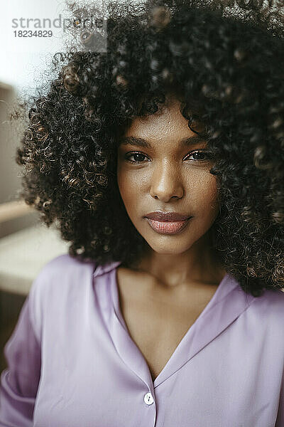 Junge Frau mit Afro-Frisur