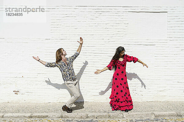 Flamenco-Tänzer treten an einem sonnigen Tag vor einer weißen Wand auf