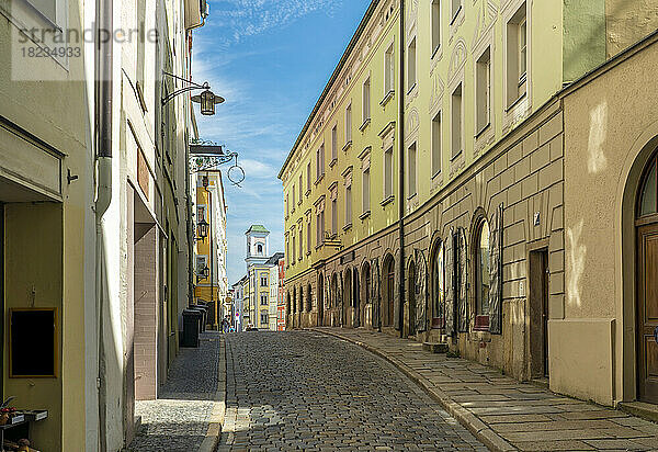 Deutschland  Bayern  Passau  Häuser entlang der leeren Straße Große Messergasse