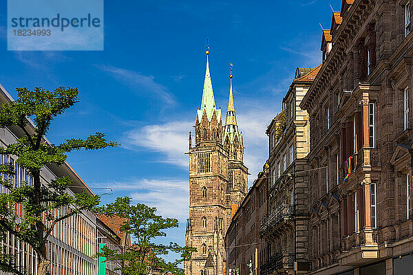 Deutschland  Bayern  Nürnberg  Häuser vor der historischen St.-Laurentius-Kirche