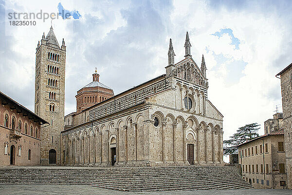 Kathedrale von Massa Marittima unter bewölktem Himmel in der Toskana  Italien