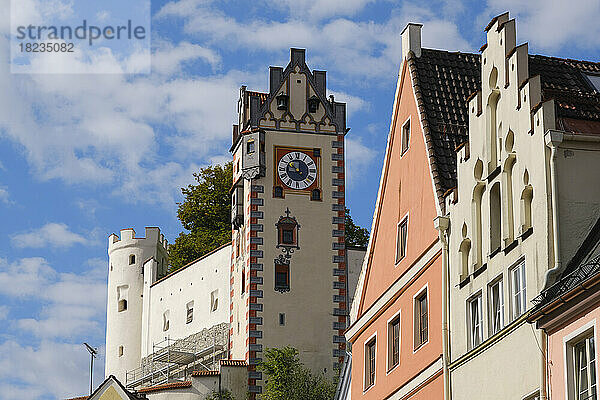 Deutschland  Bayern  Füssen  Uhrturm der Burg Füssen mit Häusern im Vordergrund