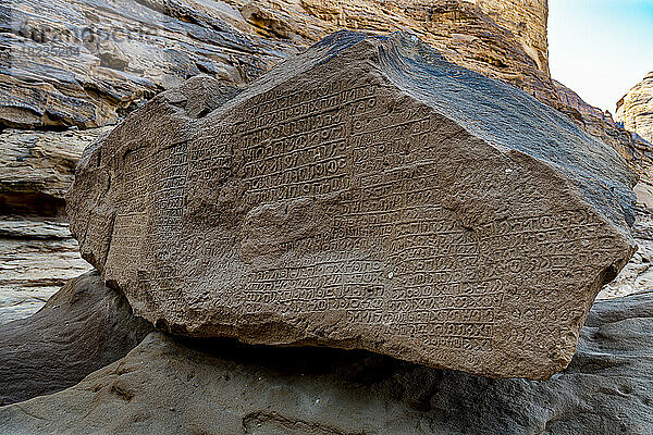 Saudi-Arabien  Provinz Medina  Al Ula  eingravierter Felsbrocken in Jabal Ikmah