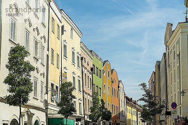 Deutschland  Bayern  Passau  Häuserzeile entlang der Theresienstraße