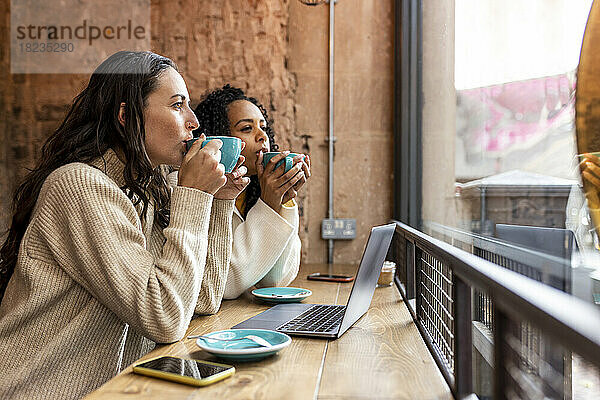 Nachdenkliche Freiberufler trinken Kaffee im Café