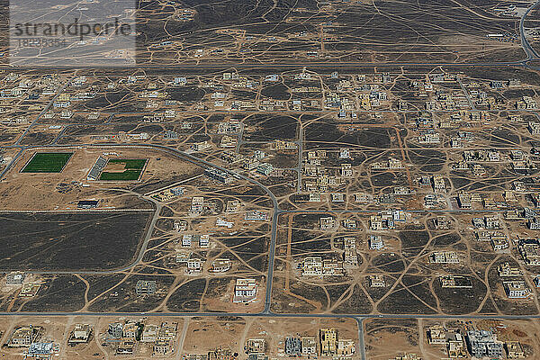 Oman  Gouvernement Dhofar  Salalah  Luftaufnahme einer Wüstenstadt