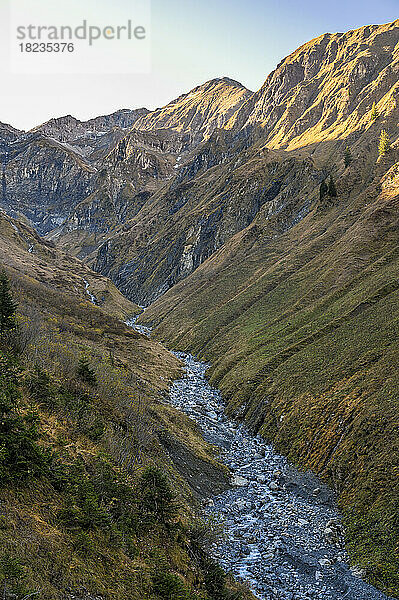 Deutschland  Bayern  Bach fließt durch das Tal des Bacher Lochs in den Allgäuer Alpen