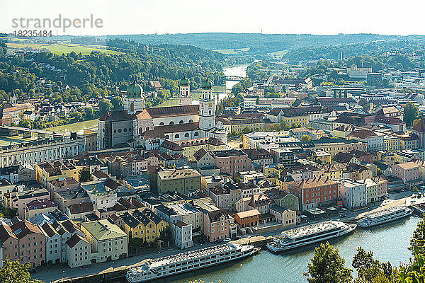 Deutschland  Bayern  Passau  Altstadthäuser mit dem Stephansdom im Hintergrund