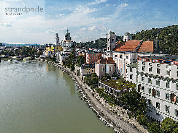 Deutschland  Bayern  Passau  Luftaufnahme der Innkai-Promenade im Sommer mit dem Stephansdom und der St.-Michaels-Kirche im Hintergrund