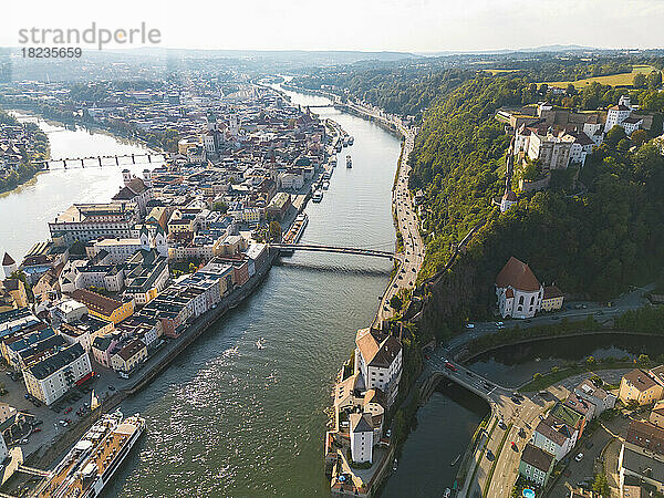 Deutschland  Bayern  Passau  Luftaufnahme der Altstadt umgeben von Donau  Inn und Ilz
