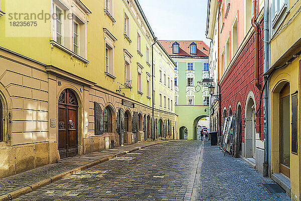 Deutschland  Bayern  Passau  Häuser entlang der leeren Straße Große Messergasse