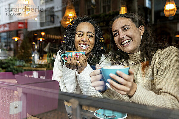 Frau genießt Kaffee mit Freundin im Café