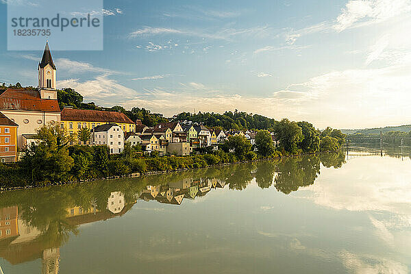 Deutschland  Bayern  Passau  Häuser spiegeln sich bei Sonnenuntergang im Inn