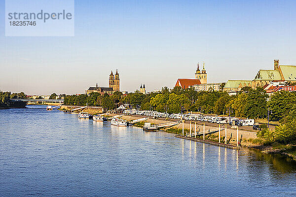 Deutschland  Sachsen-Anhalt  Magdeburg  Wohnmobile parken vor dem Yachthafen an der Elbe