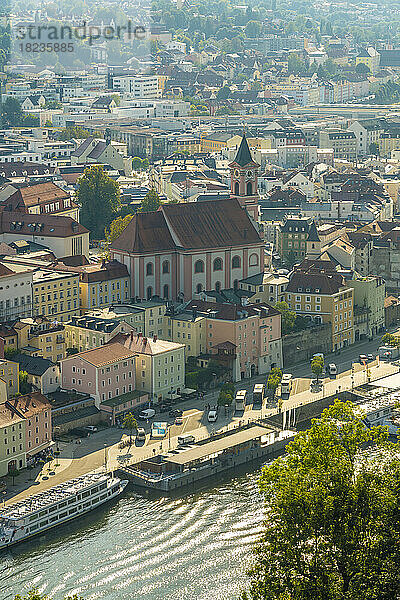 Deutschland  Bayern  Passau  Blick auf die Paulskirche und die umliegende Altstadt
