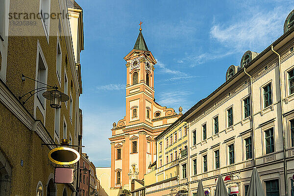 Deutschland  Bayern  Passau  Glockenturm der Paulskirche und umliegende Gebäude