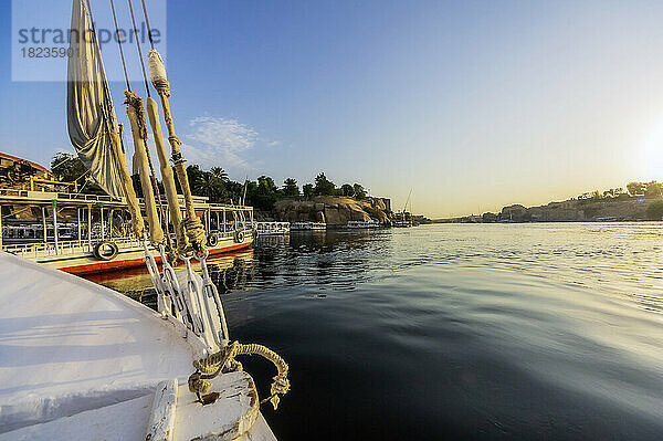 Ägypten  Gouvernement Assuan  Assuan  Boot vor Anker am Ufer des Nils