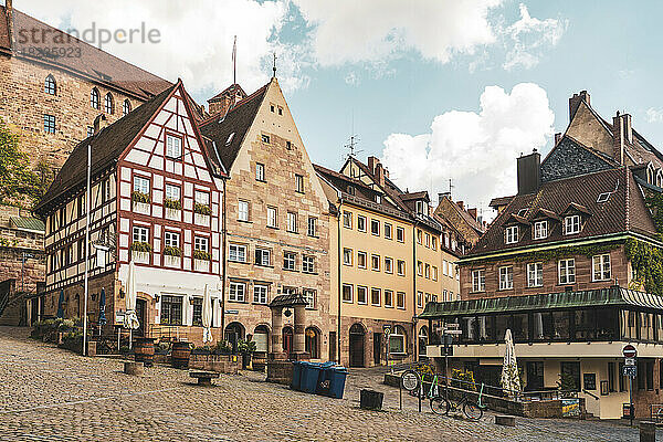 Deutschland  Bayern  Nürnberg  historische Stadthäuser mit Brunnen im Zentrum