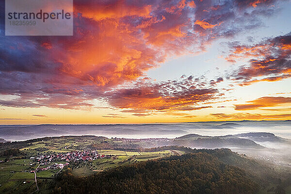 Deutschland  Baden-Württemberg  Drohnenansicht des stimmungsvollen Himmels über dem Remstal im nebligen Morgengrauen