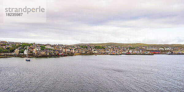 Großbritannien  Schottland  Lerwick  Panoramablick auf die Küstenstadt