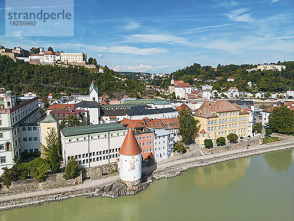 Deutschland  Bayern  Passau  Luftaufnahme der Innkaipromenade und des Schaiblingturms mit Veste Oberhaus im Hintergrund