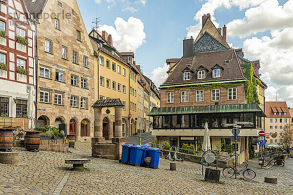 Deutschland  Bayern  Nürnberg  historische Stadthäuser mit Brunnen im Zentrum