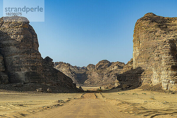 Saudi-Arabien  Provinz Medina  Al Ula  Wüstenstraße  die sich zwischen Felsformationen aus Sandstein erstreckt
