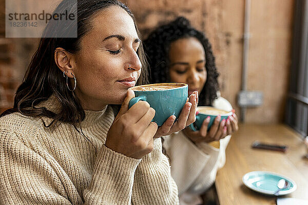 Frauen genießen Kaffee im Café