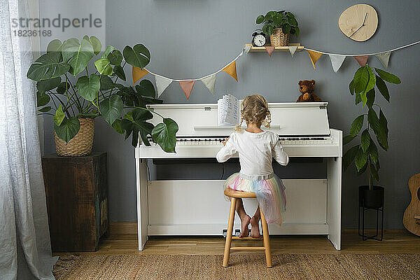 Mädchen spielt zu Hause Klavier
