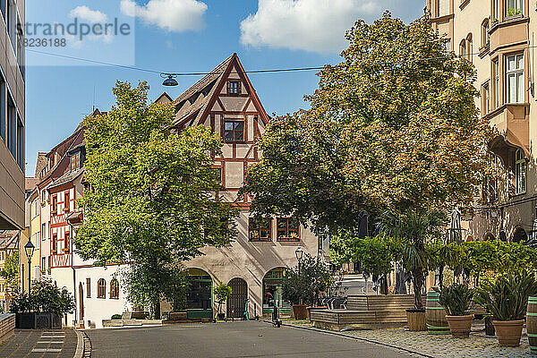 Deutschland  Bayern  Nürnberg  historische Häuser entlang des Weinmarkts und der Weißgerbergasse
