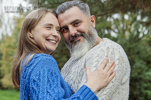 Glückliches Paar in Pullovern  das sich umarmt