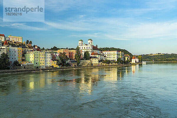 Deutschland  Bayern  Passau  Inn mit Wohnhäusern und St.-Michaels-Kirche im Hintergrund