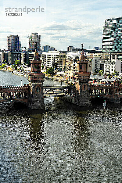 Deutschland  Berlin  Oberbaumbrücke mit Mediaspreeviertel im Hintergrund