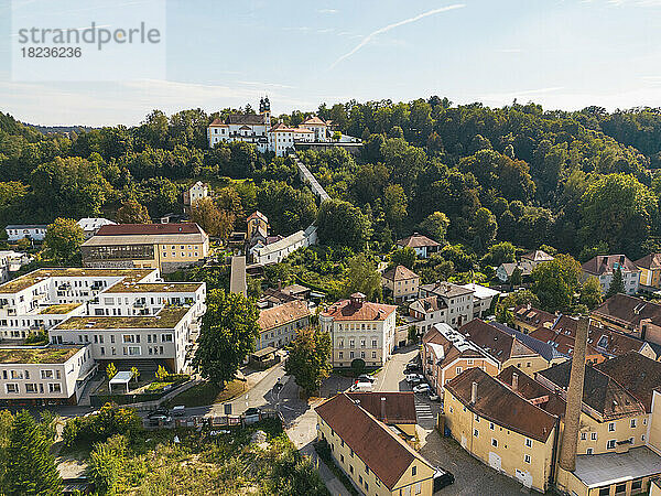 Deutschland  Bayern  Passau  Luftaufnahme eines modernen Luxushotels am Rande der historischen Altstadt mit dem Paulinerkloster im Hintergrund